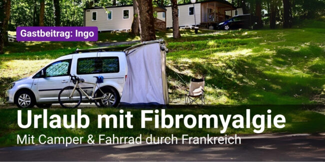 Urlaub mit Fibromyalgie: Mini-Camper mit Fahrrad auf Campingplatz im Grünen