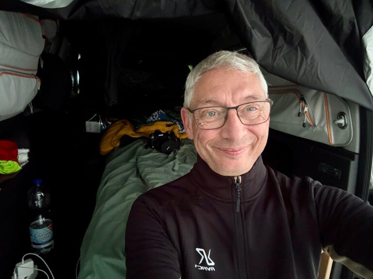 Urlaub mit Fibromyalgie: Ingo im Camper – persönliches Portrait zum Erfahrungsbericht